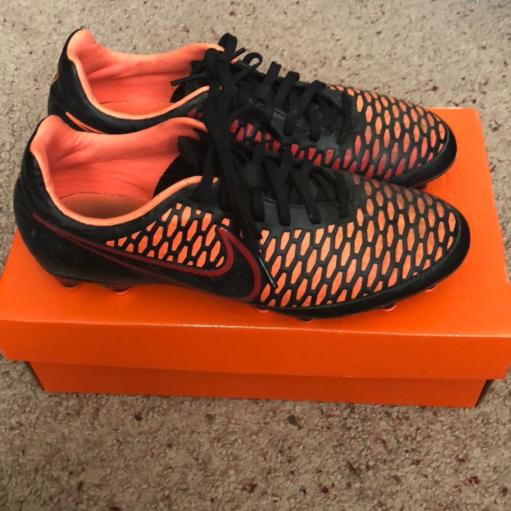 Nike Women’s Size 7.5 Soccer Cleats